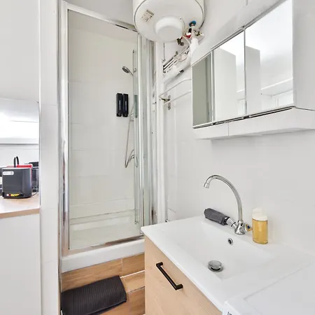 Authentic Parisian Near Parc Monceau *