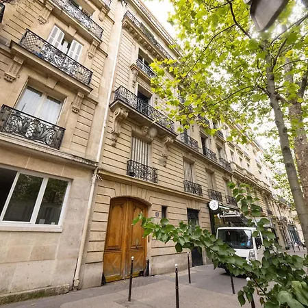 Authentic Parisian Near Parc Monceau *
